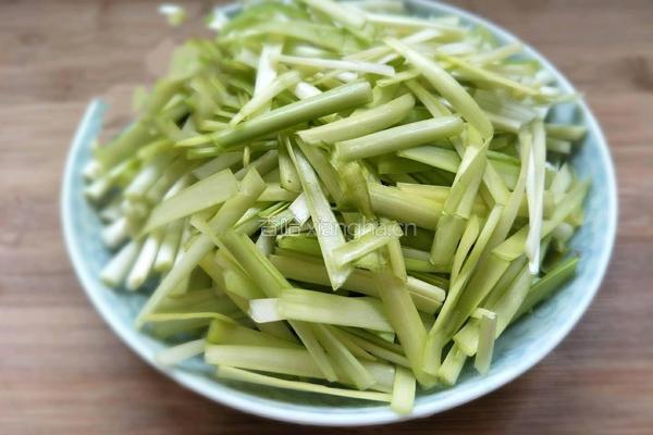 韭黄炒肉丝的做法图解1