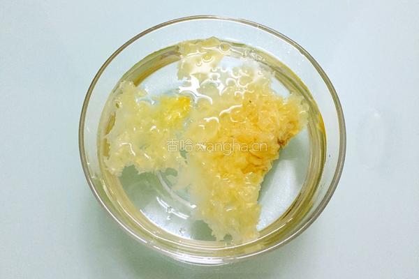 银耳雪梨汤的做法图解2
