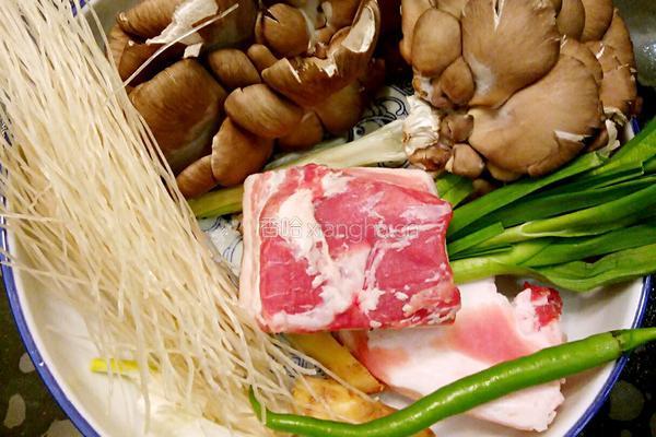 鲁菜大师蒋家菜五花肉炖蘑菇粉条的做法图解1