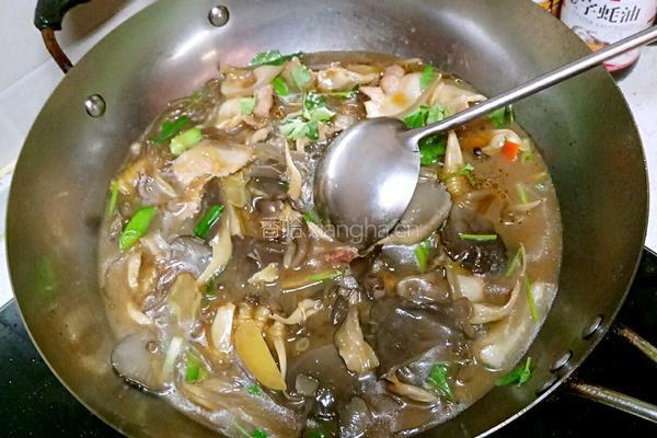 鲁菜大师蒋家菜五花肉炖蘑菇粉条的做法图解3
