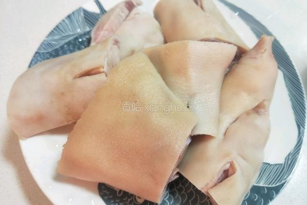 猪手炖黄豆的做法图解1