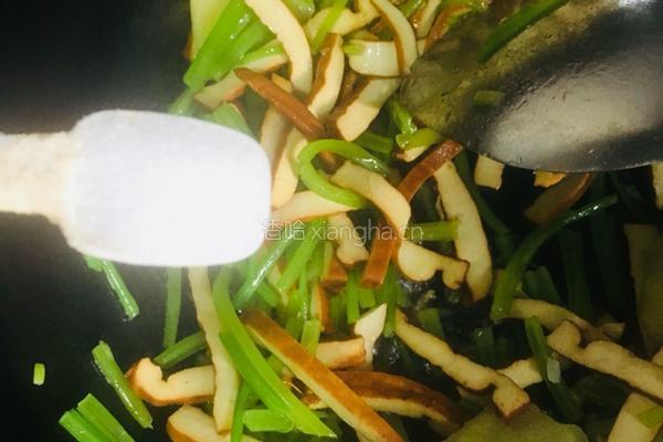 芹菜炒香干的做法图解14
