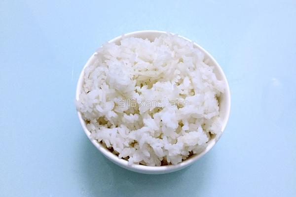 黄金酱油炒饭的做法图解1