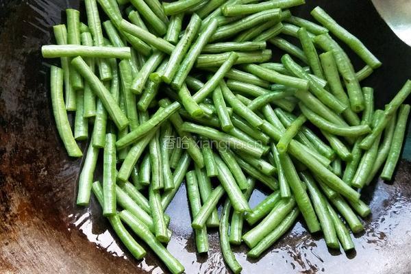 豆角干煸茄子的做法图解3
