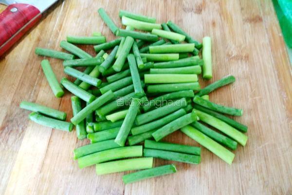 蒜苔炒肉丝的做法图解2