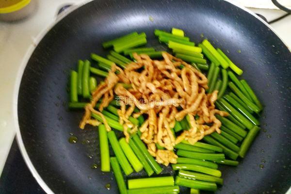 蒜苔炒肉丝的做法图解14