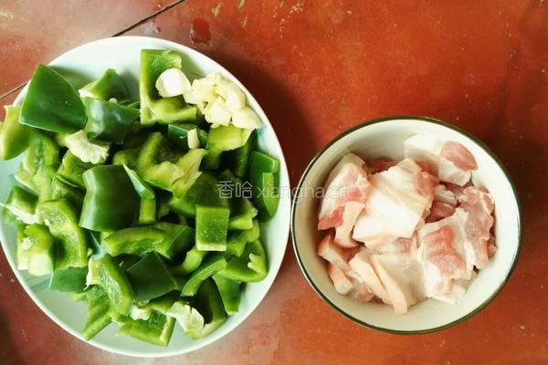 五花肉炒青椒的做法图解1