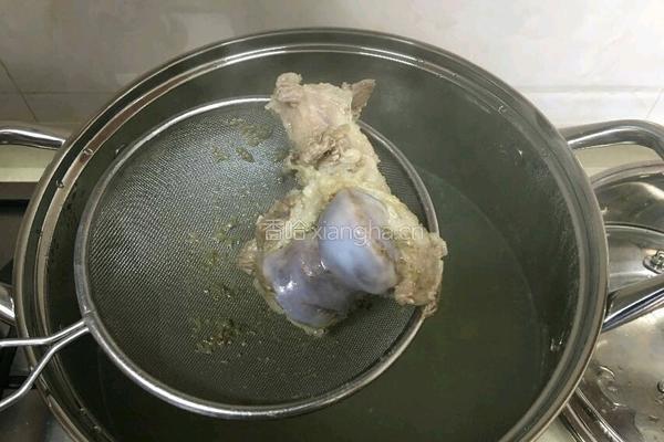 筒子骨汤煮黑鱼片的做法图解4