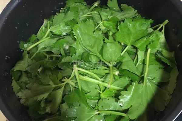 凉拌芹菜叶的做法图解1