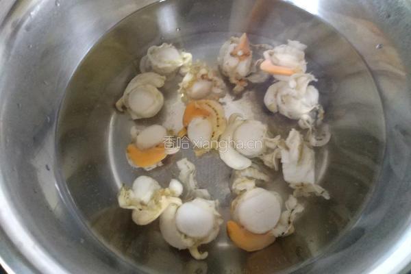 鸳鸯贝炒青椒圆葱胡萝卜的做法图解2