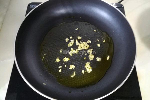 鸳鸯贝炒青椒圆葱胡萝卜的做法图解4