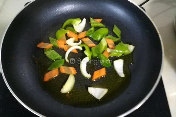 鸳鸯贝炒青椒圆葱胡萝卜的做法图解5