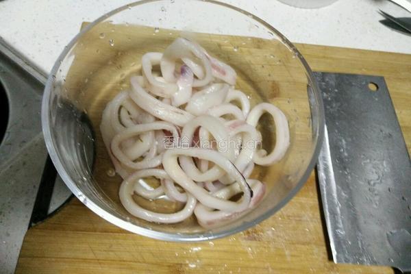炸酥鱿鱼圈的做法图解1