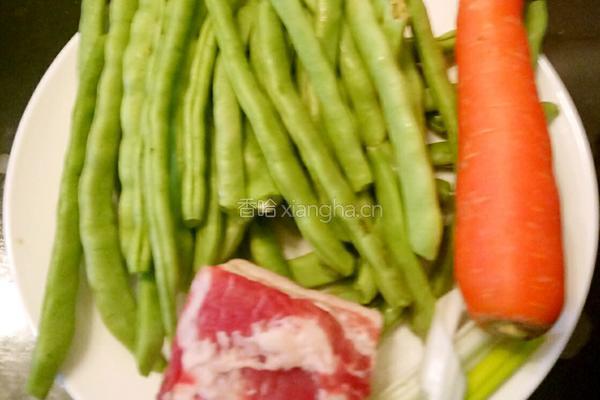鲁菜大师蒋家菜酱烧五花肉豆角的做法图解1
