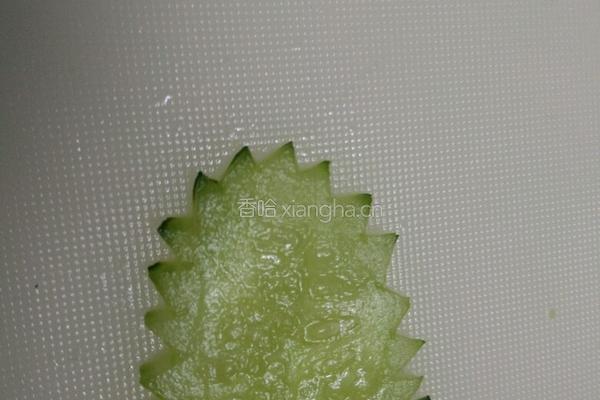 黄瓜圣诞树的做法图解3