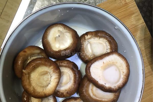 香菇猪肉饺子的做法图解2