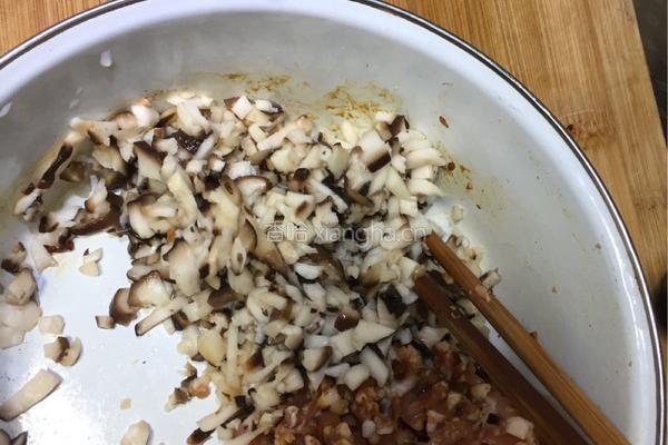 香菇猪肉饺子的做法图解3