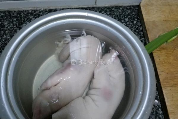 电饭锅酱猪蹄的做法图解1