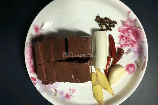 猪血炒木耳的做法图解2