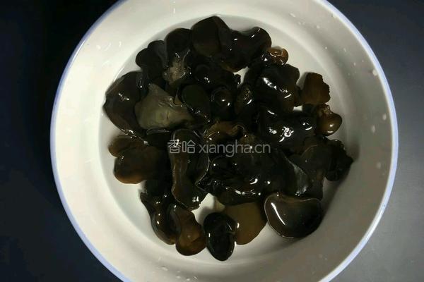 猪血炒木耳的做法图解1