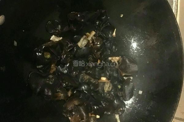 猪血炒木耳的做法图解5