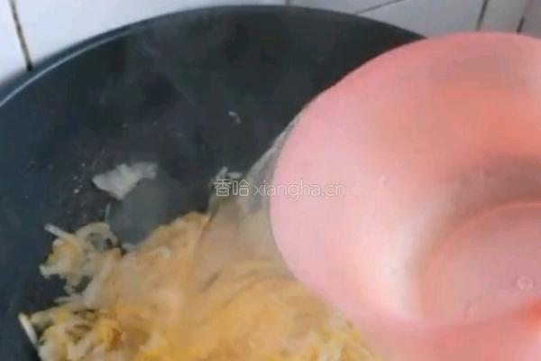 大骨炖酸菜的做法图解4