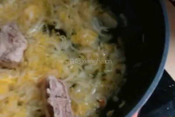 大骨炖酸菜的做法图解5