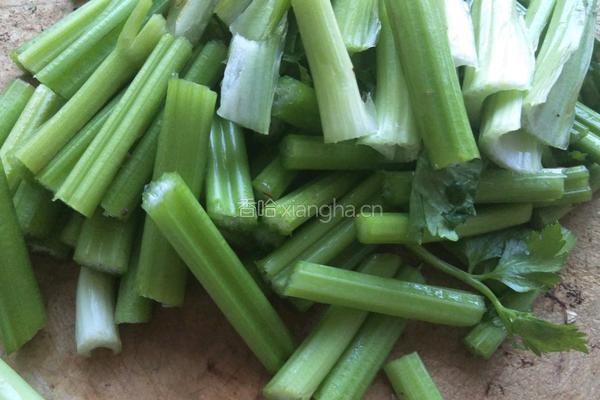 肉炒芹菜木耳的做法图解1