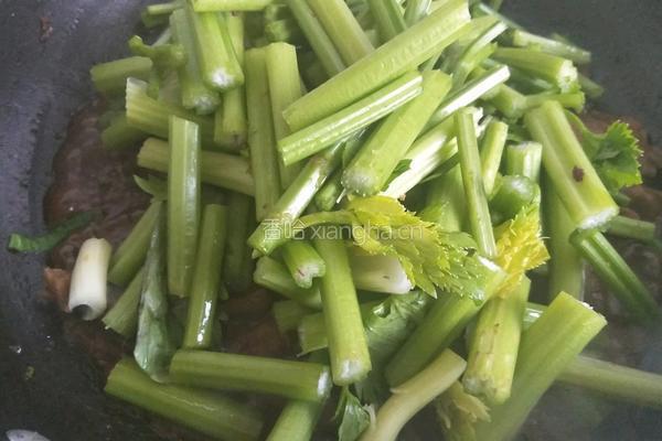 肉炒芹菜木耳的做法图解7