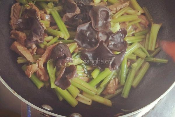 肉炒芹菜木耳的做法图解8