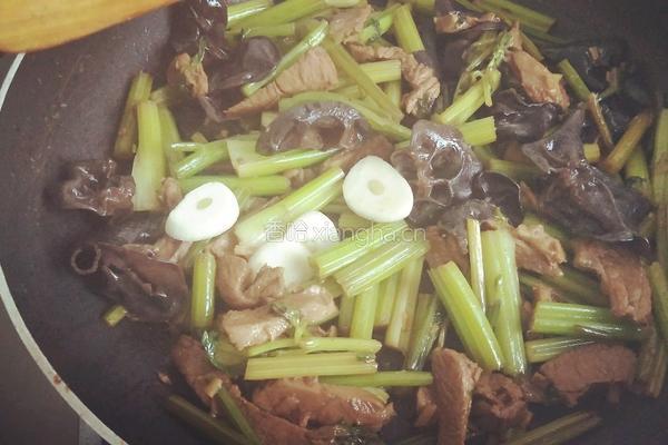 肉炒芹菜木耳的做法图解9