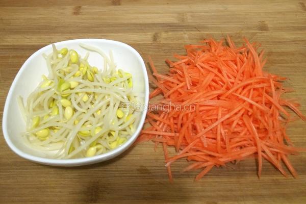 胡萝卜丝炒黄豆芽的做法图解1