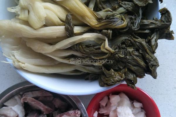 酸菜羊肉炖粉条的做法图解1