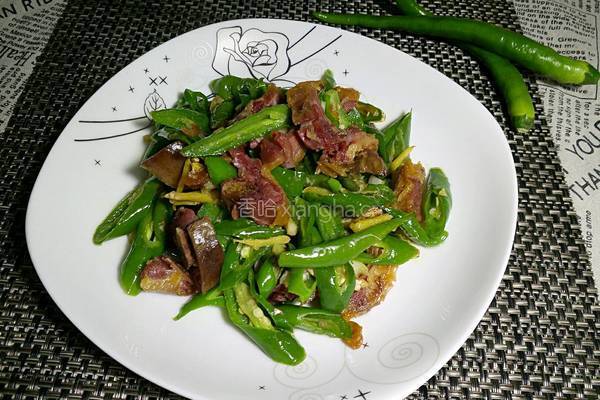 腊鸭腿炒辣椒的做法图解1