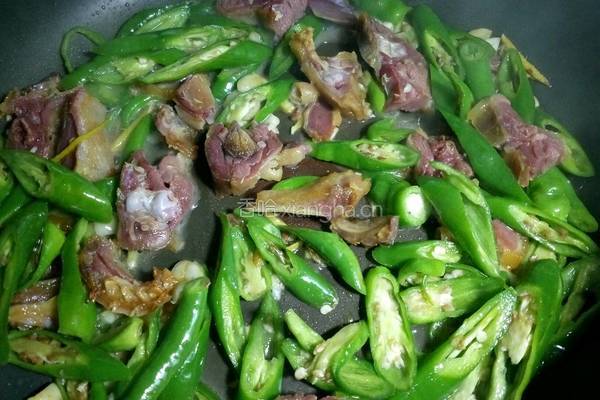 腊鸭腿炒辣椒的做法图解8