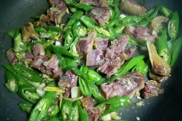 腊鸭腿炒辣椒的做法图解9