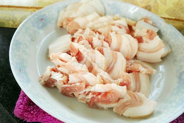 青蒜炒三层肉的做法图解1