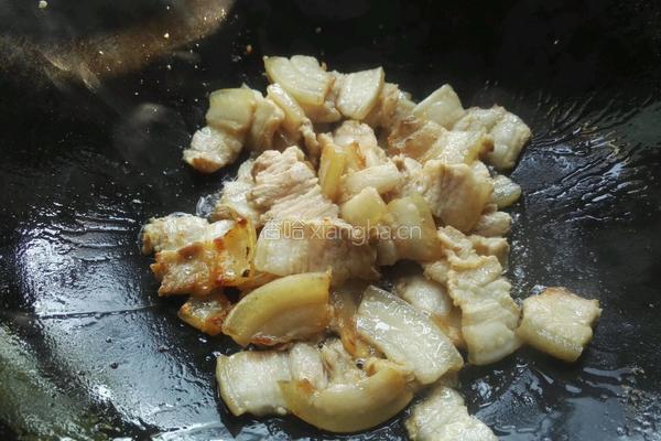 青蒜炒三层肉的做法图解3