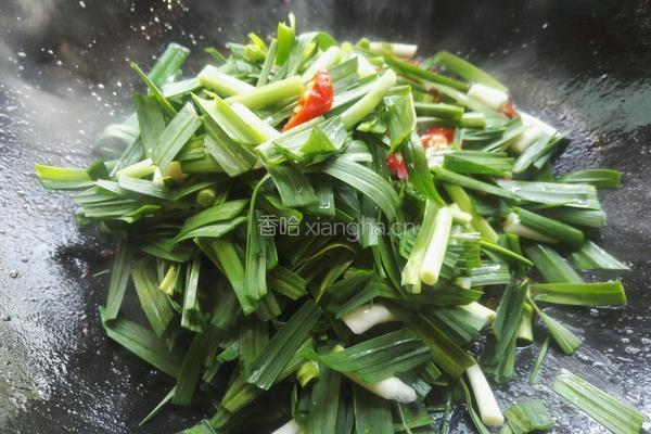 青蒜炒三层肉的做法图解6