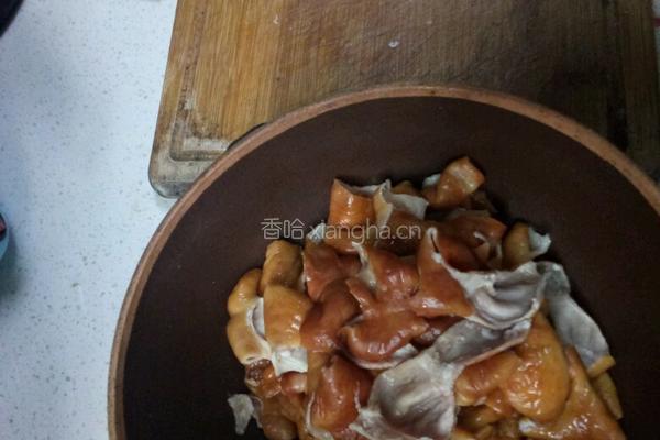 红烧酸辣猪肠的做法图解2