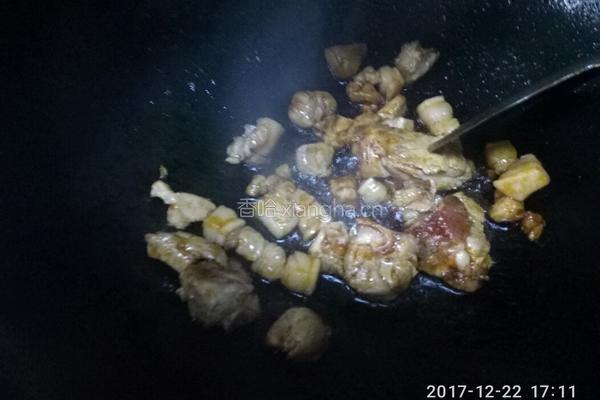 红烧酸辣猪肠的做法图解5