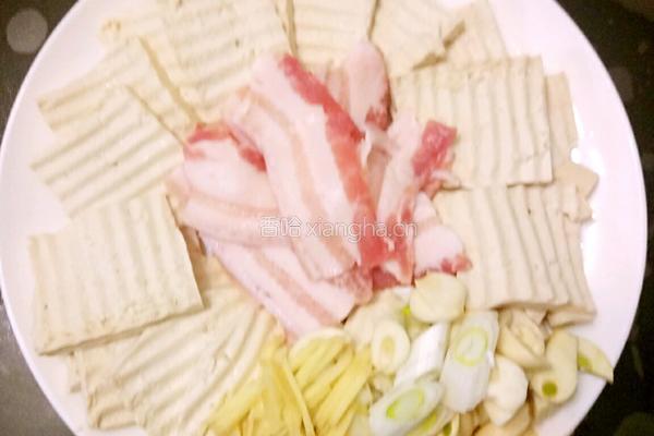 鲁菜大师蒋家菜五花肉烧豆腐的做法图解2