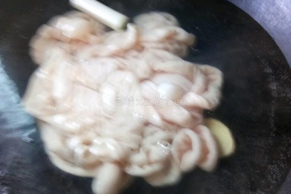 酸菜尖椒炒猪大肠的做法图解2