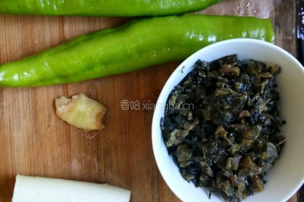 酸菜尖椒炒猪大肠的做法图解3