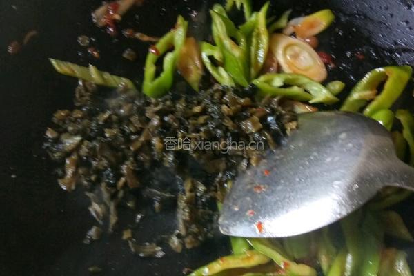 酸菜尖椒炒猪大肠的做法图解6