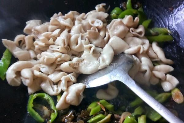 酸菜尖椒炒猪大肠的做法图解7