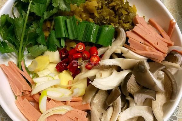 酸菜肉丝米线的做法图解1