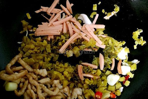 酸菜肉丝米线的做法图解4