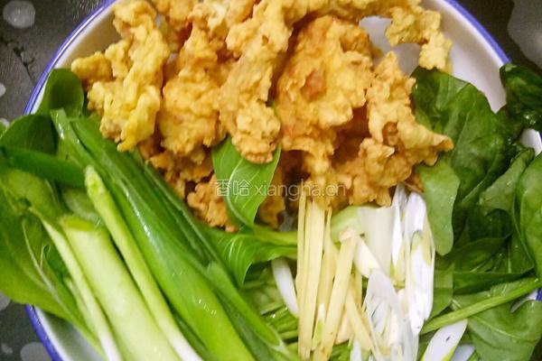 鲁菜大师孔府菜系蒋家菜酥肉炖油菜蒜苗波菜的做法图解1