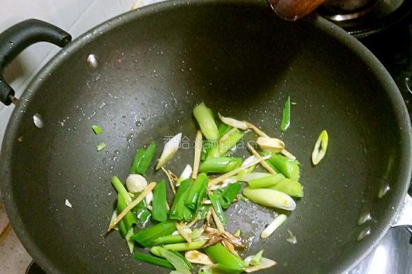 鲁菜大师孔府菜系蒋家菜酥肉炖油菜蒜苗波菜的做法图解2